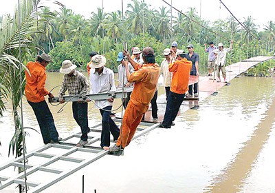 Workers building a new bridge in Thanh An Commune of Mo Cay District in Ben Tre Province (Photo: SGGP)